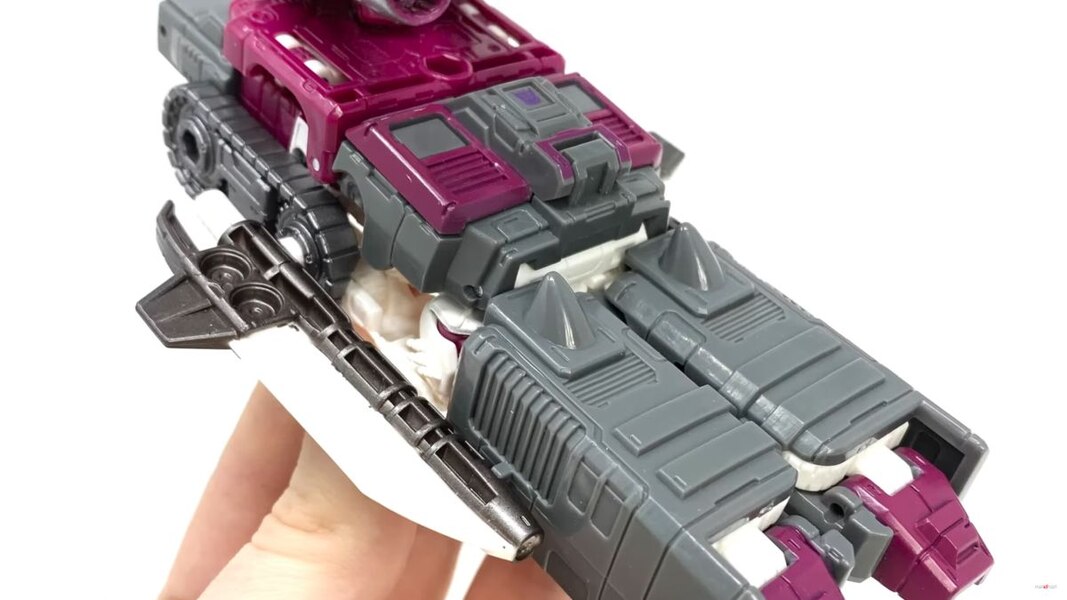 Transformers Legacy Skullgrin Deluxe Class Figure Image  (5 of 31)